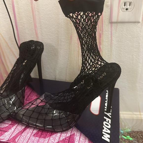 Black FISHNET FASHIONOVA HEELS SIZE 9 NEVER WORN BRAND NEW - Picture 3 of 4